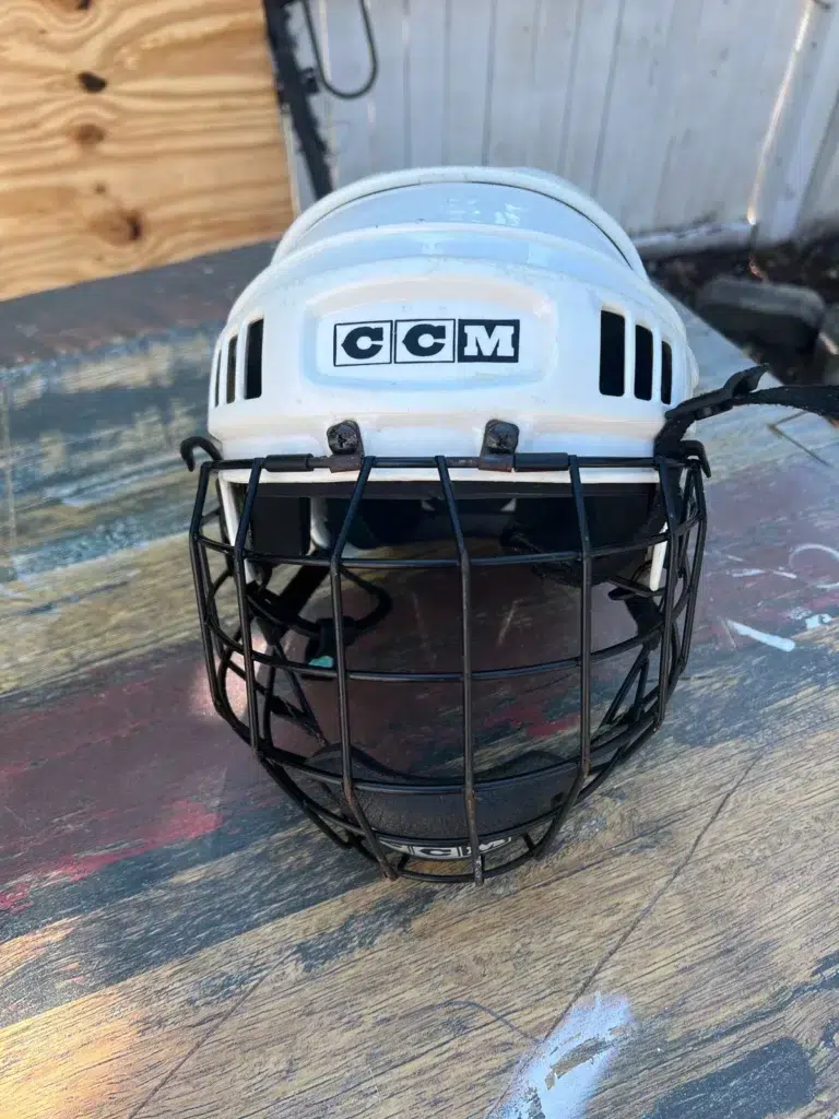 Full face hockey helmet